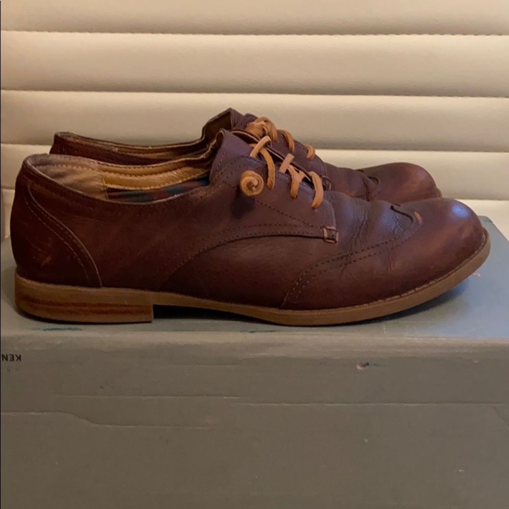 Women’s Sperry Wingtip Shoe - 9